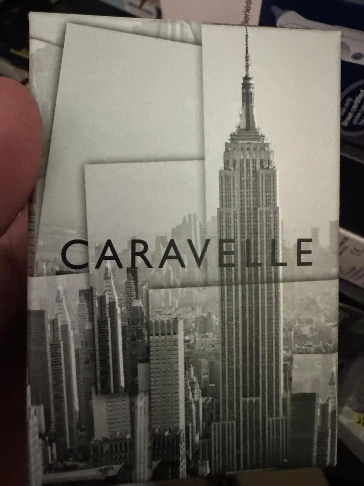 Reloj redondo Caravelle 44B108 analógico de cuarzo color marrón fecha esfera blanca para hombre Foto 2 de 2