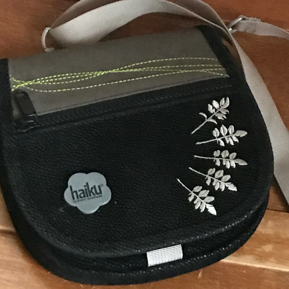 Pequeño Haiku de cuero negro ligeramente usado con hojas bordadas y correa larga de nailon -  Foto 2 de 4