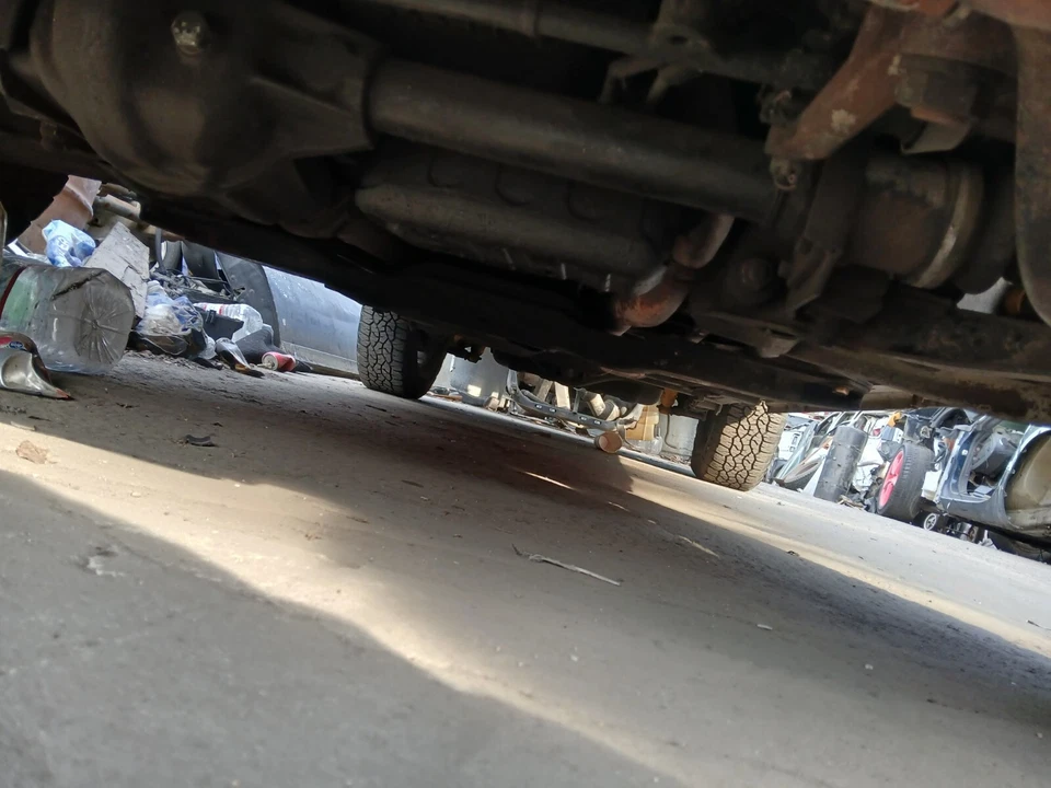 Conjunto de eje delantero 86 Trooper ISUZU Trooper usado con bujes manuales Foto 2 de 4