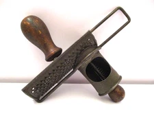 ANTIQUE 1800's SPRING LOADED NUTMEG SPICE GRATER GRINDER FARM HOUSE ESTATE FIND