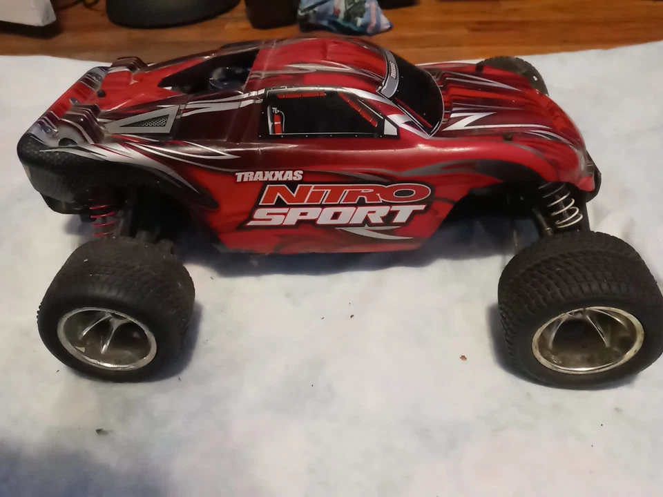 Enchufe Traxxas Nitro Sport limpio sin incandescencia. Sin control remoto no se ha probado se vende como está Foto 4 de 4