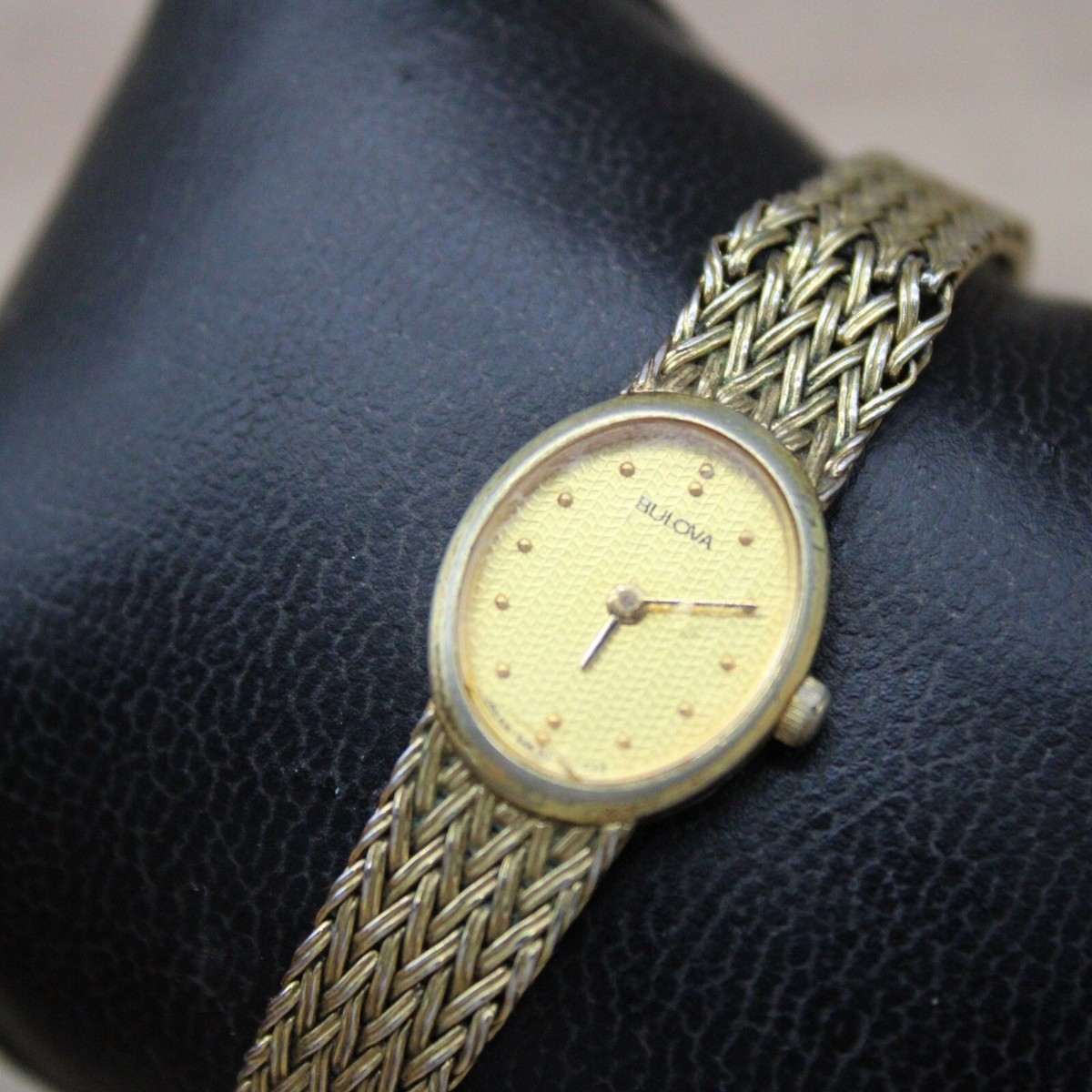 Vintage Bulova ladies oval gold tone watch NEW BATTERY Vintage Bulova Watch Women 16mm Gold Tone Dial 1983 NEEDS  main image 3