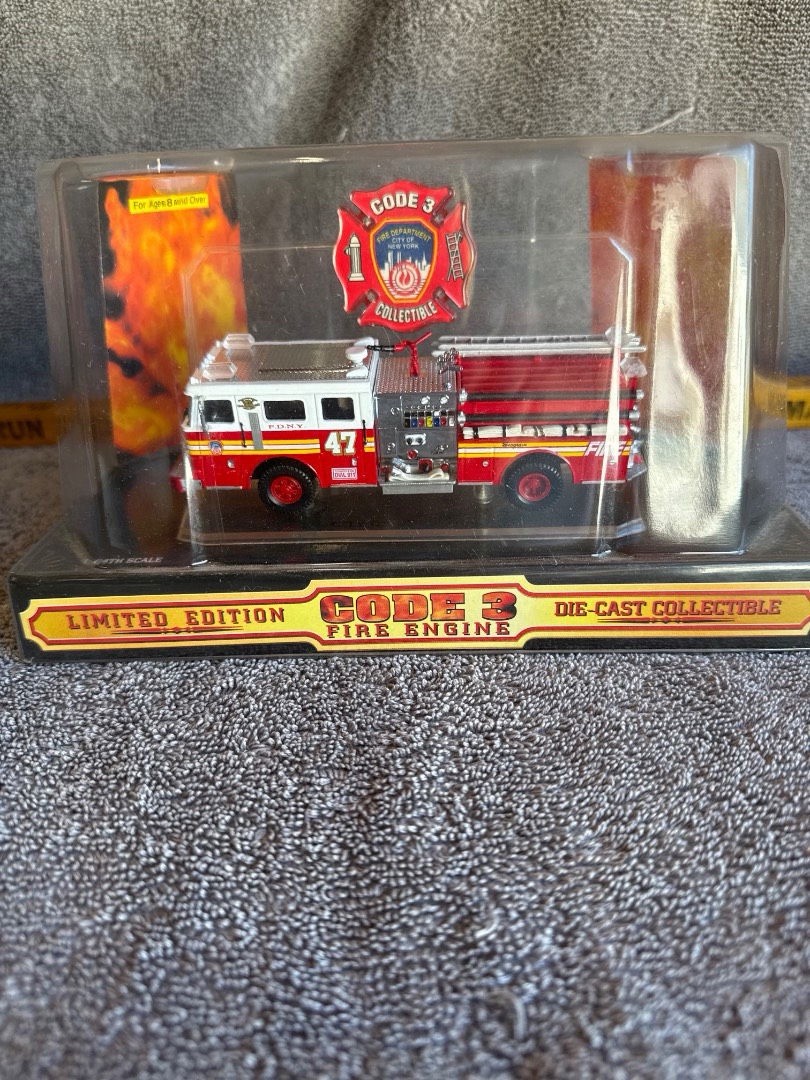 Code 3 Collectibles FDNY Engine 47 Seagrave Pumper 1/64 New York