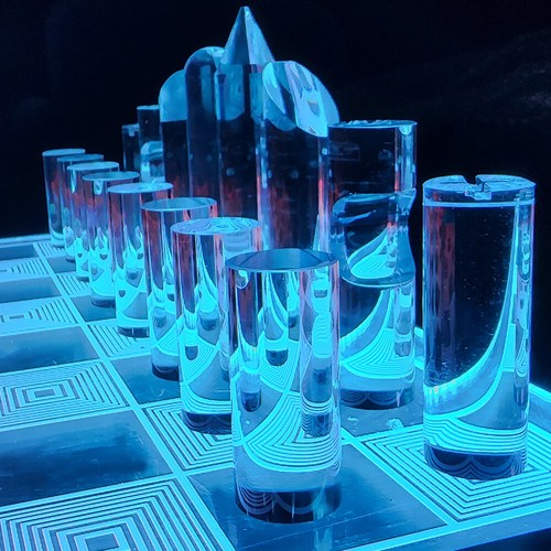 NEW! OnDisplay Deluxe Acrylic Fire & Ice LED Light Glow Chess Set - Luxury Game - Picture 5 of 10
