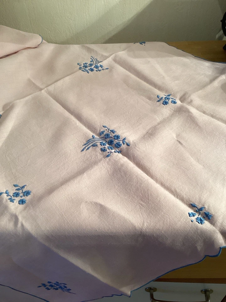 Ravissante Nappe En Lin Rose Brodée Main Trèfles Bleus 85x114  - Photo 2/4