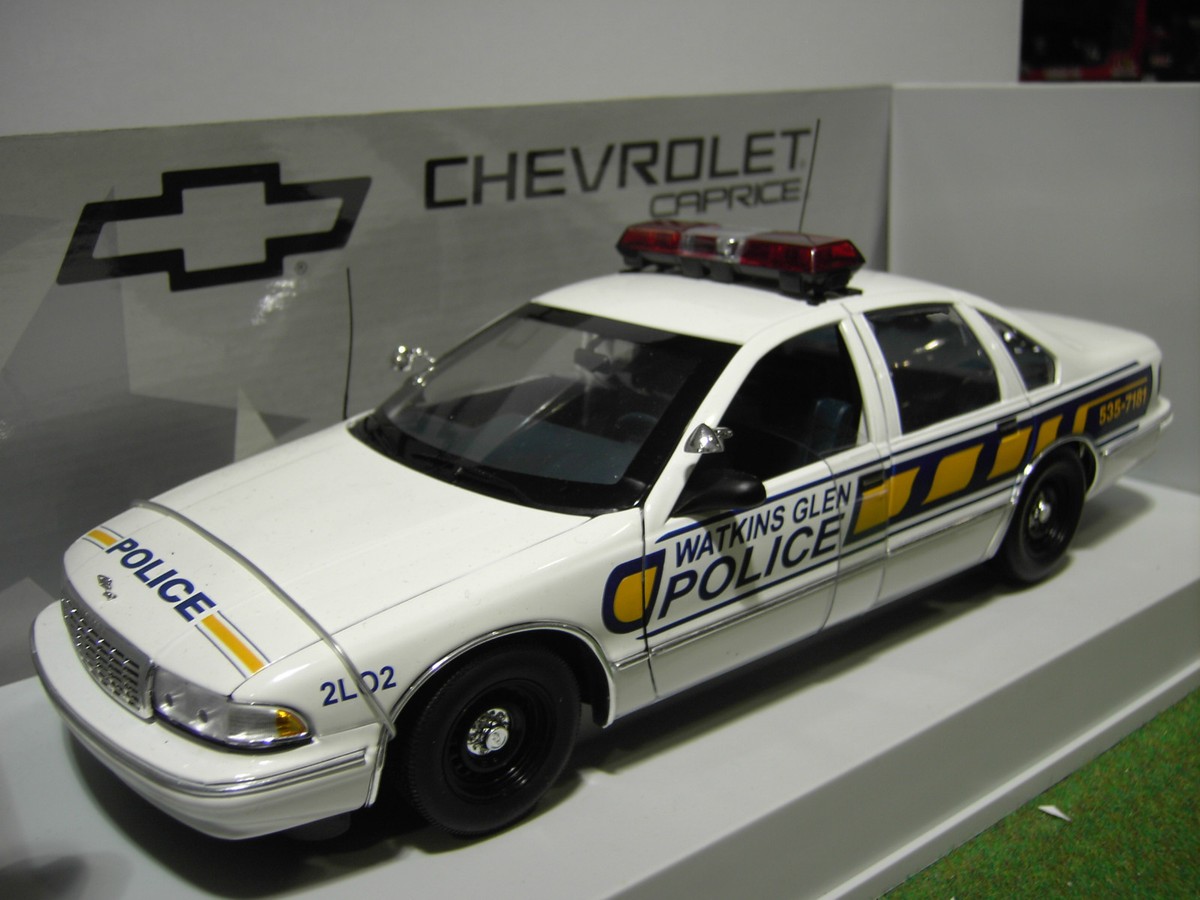 CHEVROLET CAPRICE WATKINS GLEN POLICE CAR 1/18 UT Models 21028 voiture CHEVROLET CAPRICE WATKINS GLEN POLICE CAR 1/18 UT Models 21028 voiture