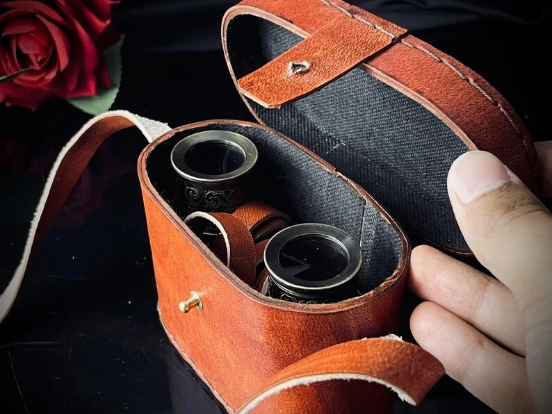 Binoculares antiguos de latón con envoltura de cuero rojo vintage y caja de cuero. Foto 4 de 4