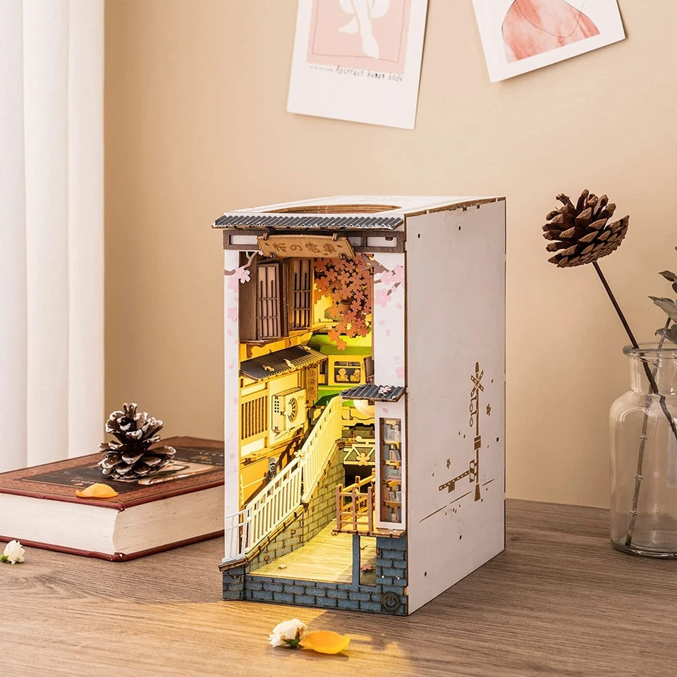 Rolife Sakura Densya 3D Holz Puzzle DIY LED Mini Haus Buch Ecke für Erwachsene - Bild 2 von 4