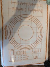 A vintage Tupperware pastry mat from 1984, for kneading dough and rolling pastry