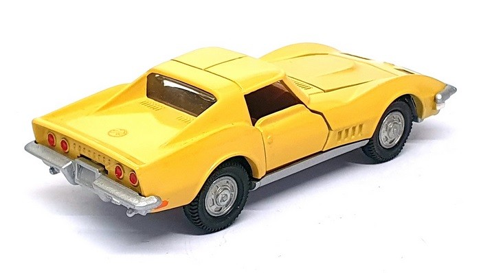Dinky Toys 11cm Long Diecast 221 - Chevrolet Corvette Stingray