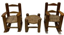 COPPIA di mini sedie a dondolo e tavolo vintage in legno fatti a mano con giunco intrecciato 6"