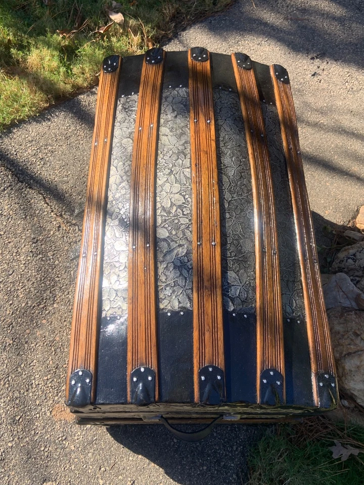 Antiguo baúl de vapor victoriano con cúpula superior de 1800 con bandeja y compartimento superior Foto 3 de 4