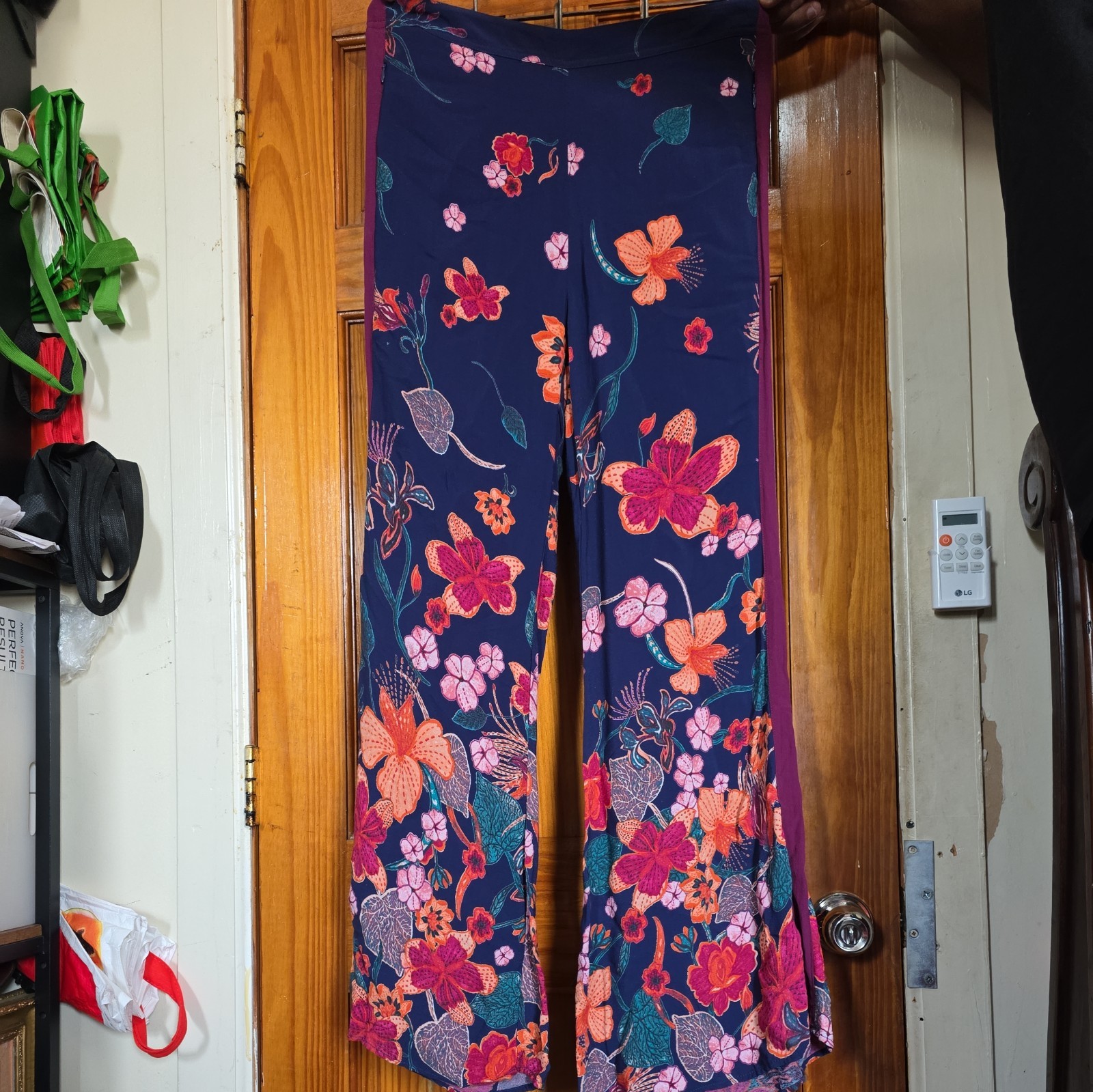 ETT:TWA by ANTHROPOLOGIE Navy blue Floral Wide Leg Cropped Pants Size 10