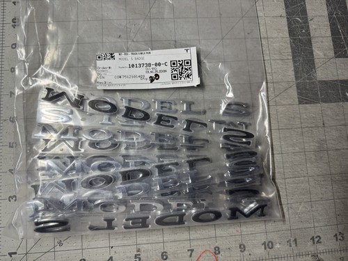 NEW GENUINE TESLA MODEL S BADGE / EMBLEM 1013738-00-C - Foto 3 di 3