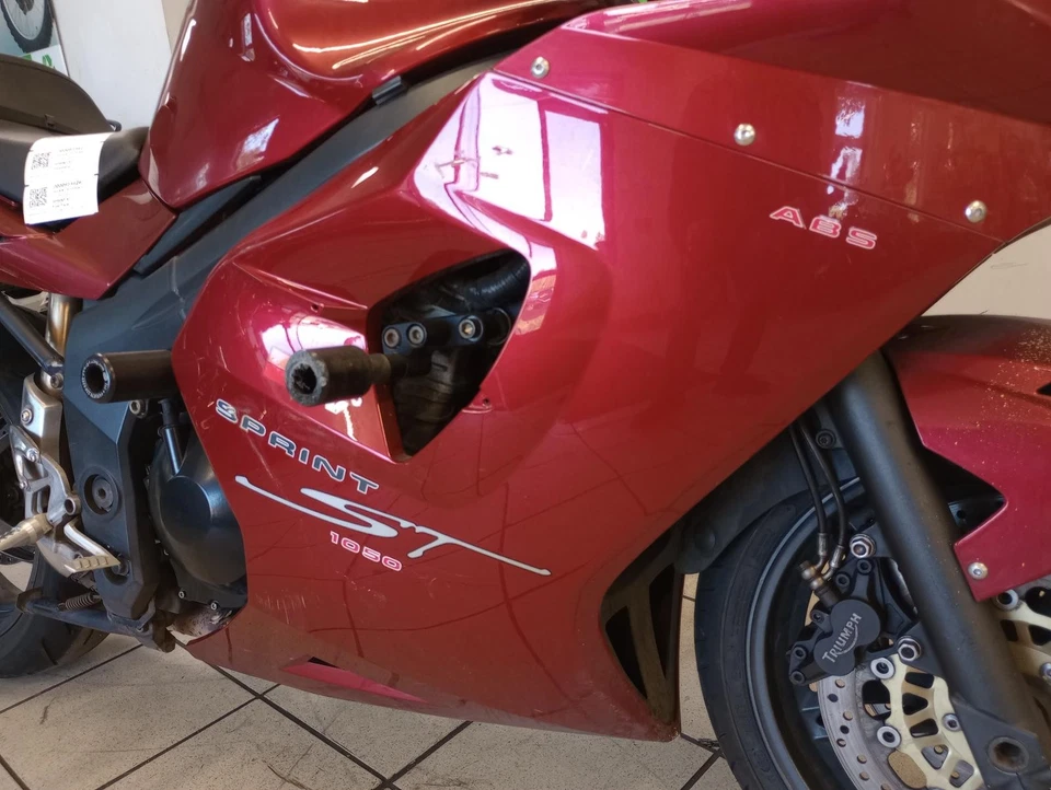 Triumph Sprint St 1050 Sprint St 1050 2005 ABS carenado inferior derecho Foto 2 de 4