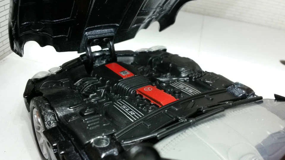 1:24 Scale Black Mercedes McLaren SLR Coupe Detailed Diecast Model Car 73306 - Image 2 of 4