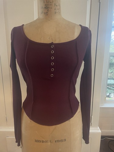 Button Front Women’s Burgundy Curved Hem Tee Size Medium - Picture 2 of 7