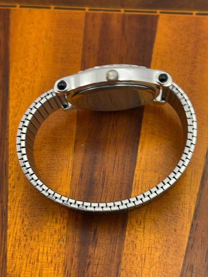 Reloj para mujer Victoria Wieck bisel de cristal esfera de cristal flotante batería nueva Foto 3 de 4