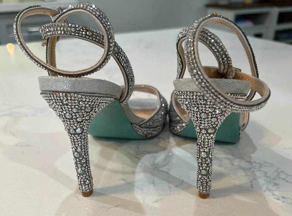 Tacones Betsey Johnson 6 diamantes de imitación plateados Foto 4 de 4