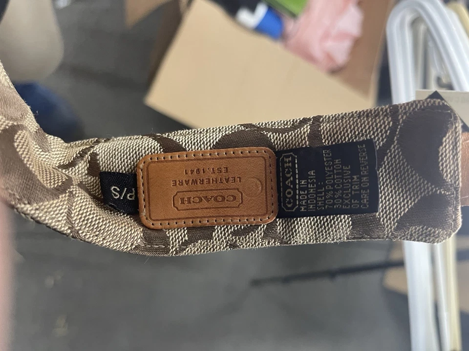 VISERA DE ENTRENADOR CON MOTIVO DE FIRMA. Visera pequeña de cuero Foto 4 de 4