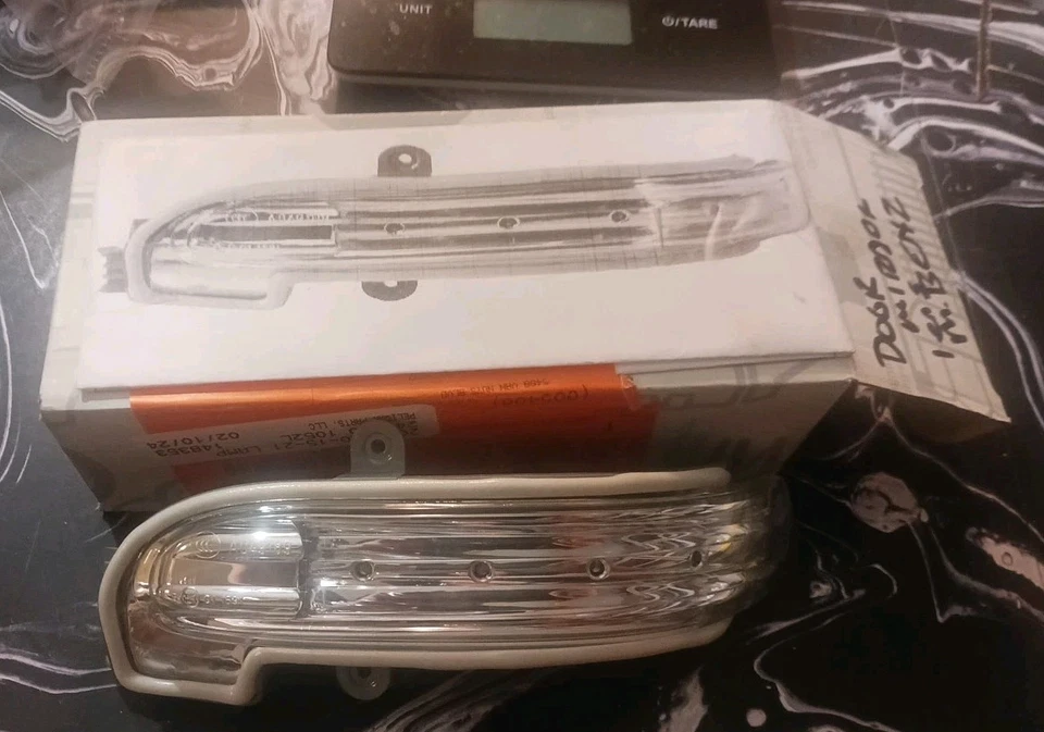 Genuine Mercedes-Benz Turn Signal Lamp 203-820-15-21 - Image 4 of 4