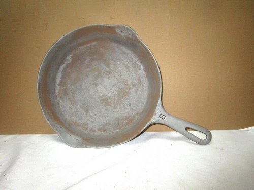 Vintage Griswold No. 6 cast iron fry pan