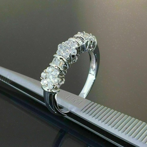 Anillo de banda de racimo de tres flores de diamante de corte redondo VVS1 de 1 quid acabado en oro blanco de 14 K - Imagen 3 de 4
