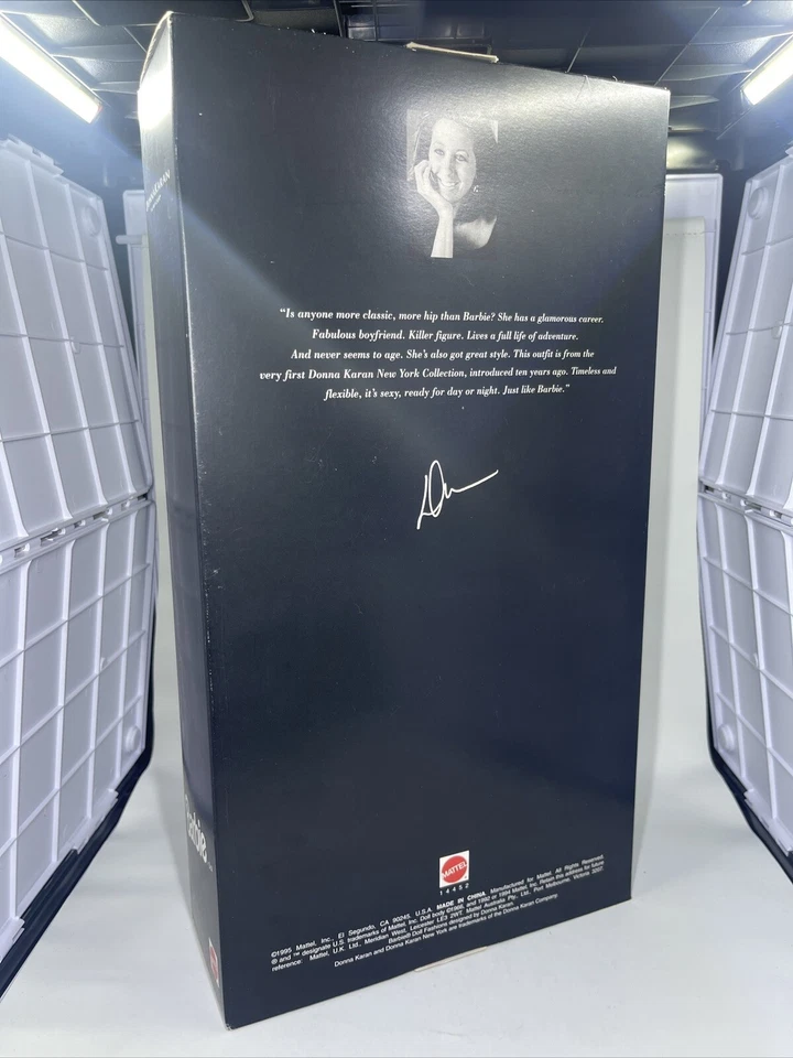Muñeca Barbie Morena Donna Karan New York Bloomingdale's 1995 Mattel 14452 NRFB Foto 3 de 4