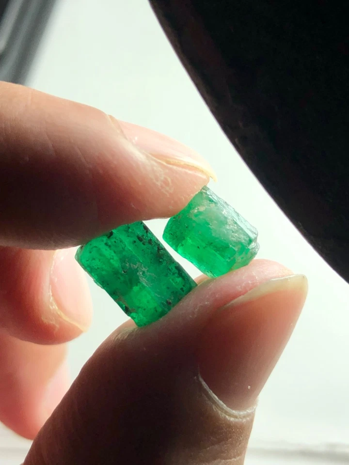 Esmeralda Swat áspera alucinante de 7,60 quilates natural sin faceta de aceite calidad de @S Foto 3 de 4