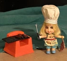 Vintage SIZZLY FRIDDLE LIDDLE KIDDLES & BBQ GRILL & OUTFIT COOK CHEF Mattel￼
