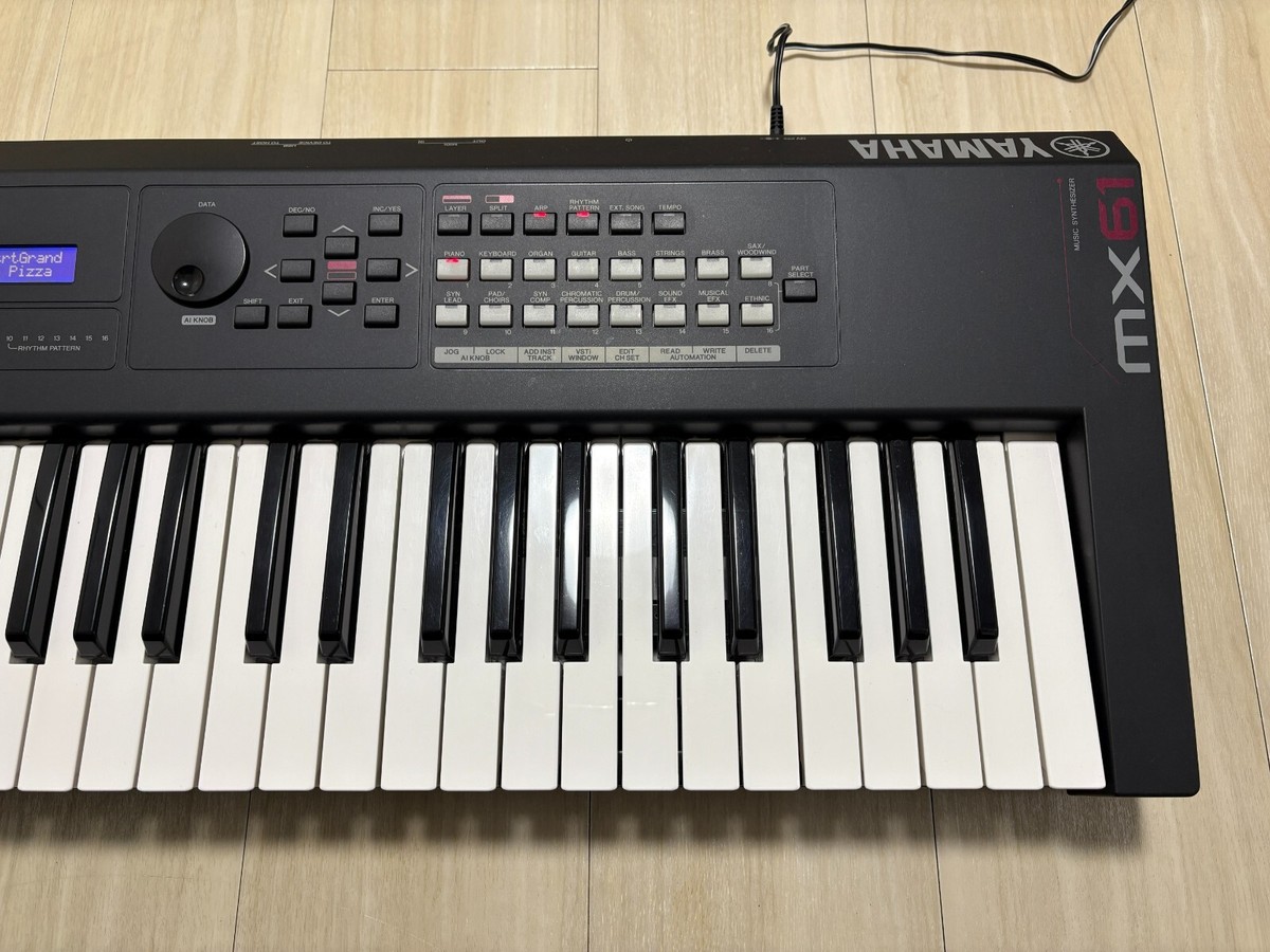 Yamaha MX61 61-Key Analog Keyboard Synthesizer with Hard Yamaha MX61 61-Key Analog Keyboard Synthesizer with Hard
