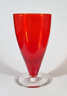 Roter Sherry Schnaps Glas in einzigartiger Form 