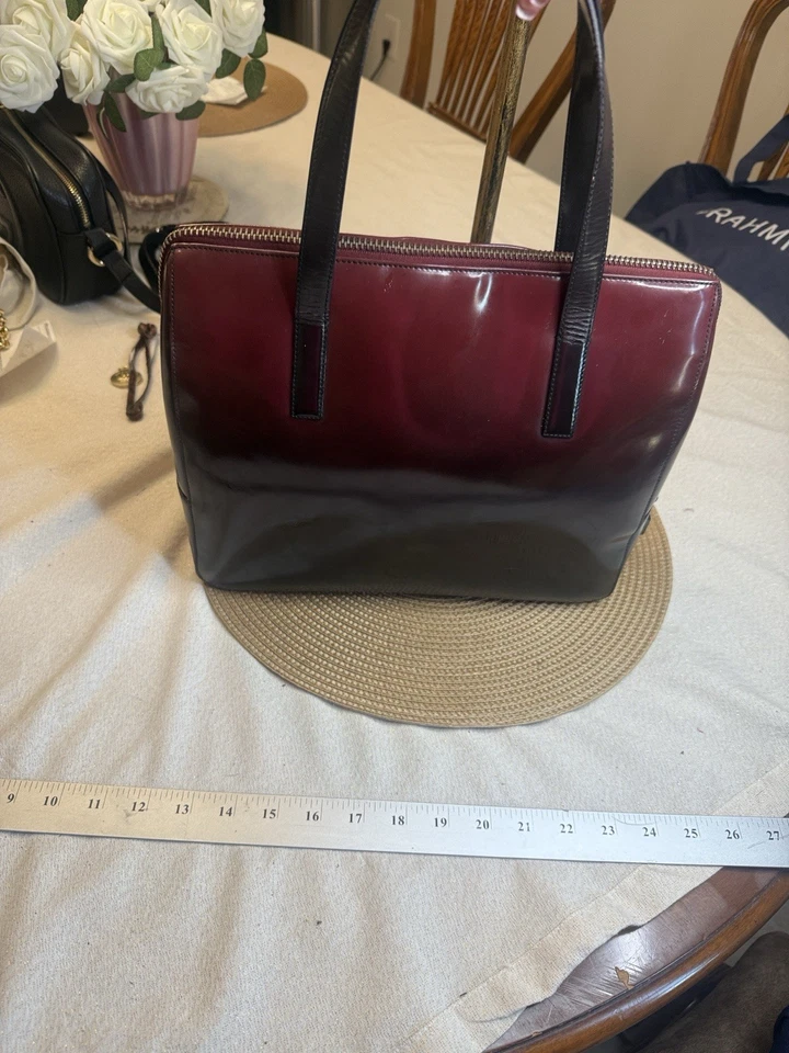 Bolso de hombro PRADA mediano de cuero negro/borgoña. Foto 3 de 4