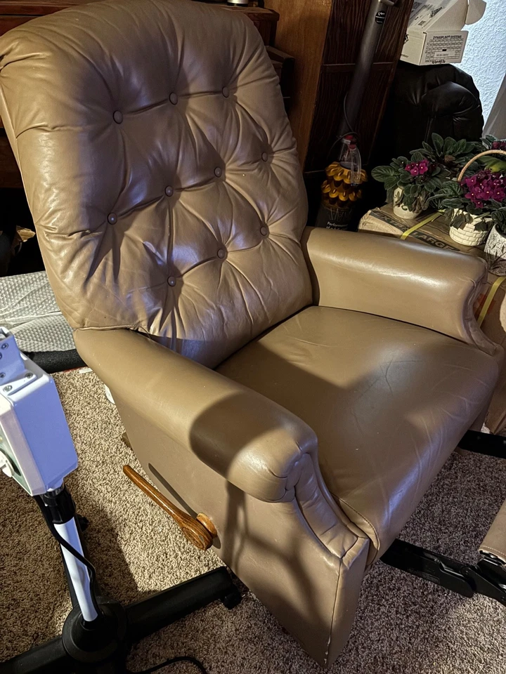 La-Z-Boy Leather Manual Recliner,REUPHOLSTERED-Very Clean-EUC-MAKE OFFER😊 - Image 3 of 4