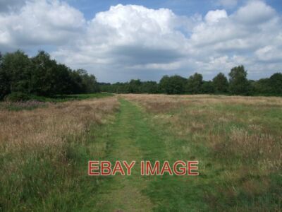 FOTO VON A'S DEICHWEG DURCH DIE ALTE RENNBAHN OSWESTRY AUF EINEM PLATEAU 1