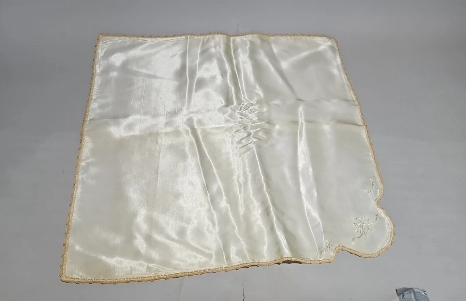 ANTIGUO VESTIDO DE BAUTIZO INFANTIL SATINADO SOMBRERO MANTA CON ENCAJE BORDADO HERMOSO Foto 2 de 4