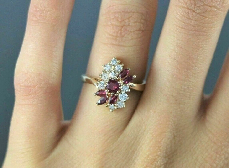 Anillo de compromiso de rubí rojo simulado corte marquesa de 2 quilates enchapado en oro amarillo de 14 quilates Foto 3 de 4