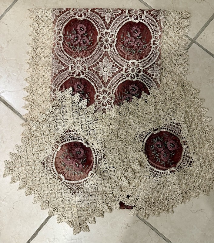 Vintage Lace Table Top Runner and Four Small Napkins