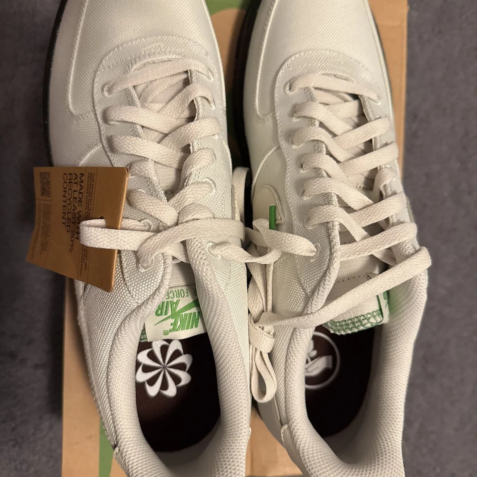 Tenis para hombre Nike Air Force 1 '07 LV8 Sea Glass negro clorofila Foto 4 de 4