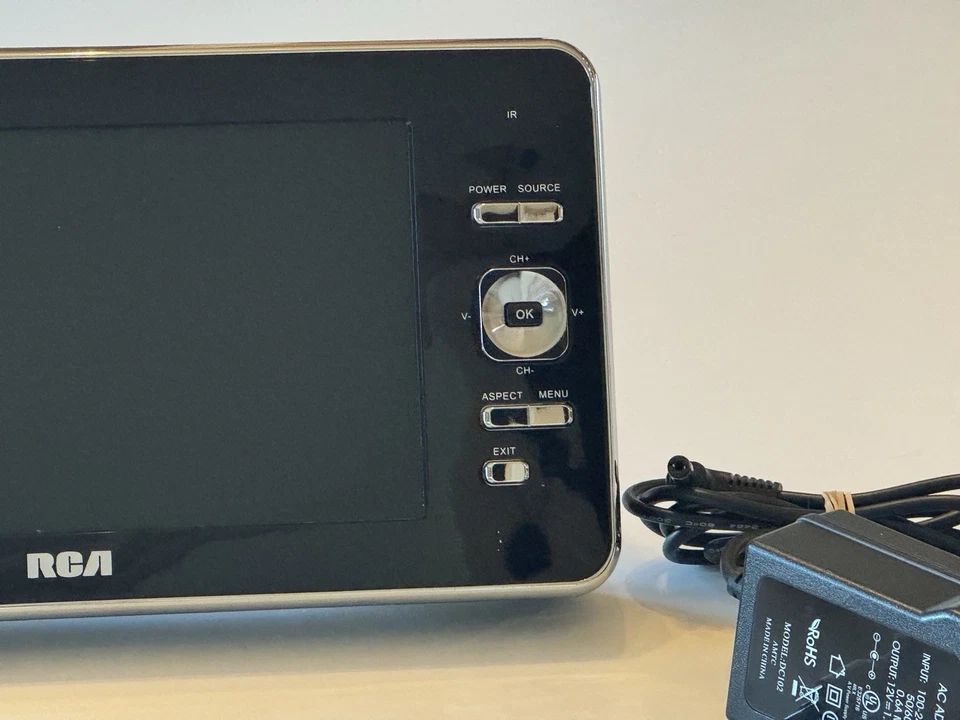 RCA 7" Portable LCD TV, Model DPTM70R, Accessories & Bag VERY CLEAN no scratches - Image 2 of 4