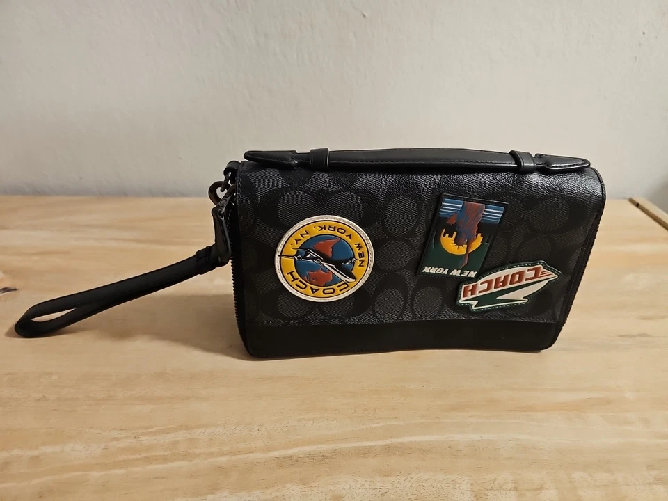 Cartera de viaje Coach con parches de Nueva York Foto 3 de 4