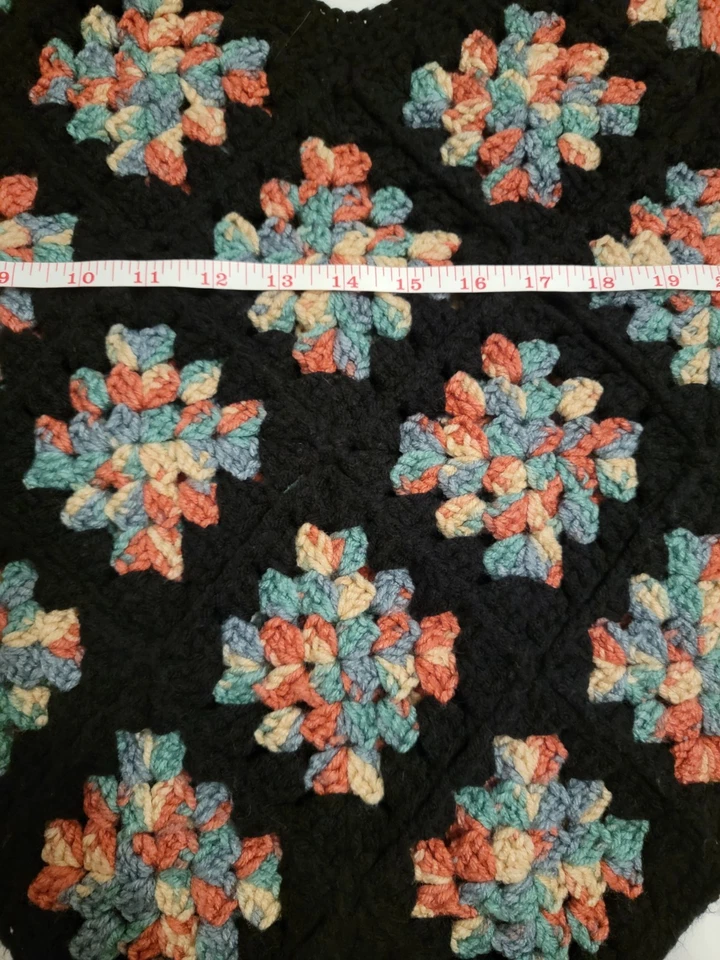 Poncho de ganchillo hecho a mano para mujer estilo único mediano negro y multicolor Foto 3 de 3