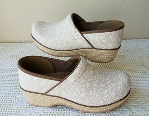 dansko closed back clogs