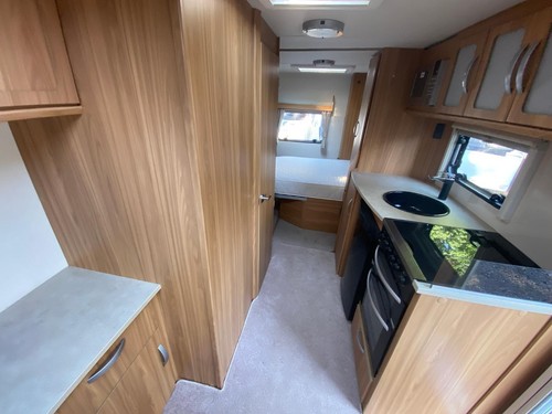 LUNAR LEXON 560 - 2015 - ISLAND BED - 4 BERTH - MOVER - BARGAIN - Picture 3 of 8