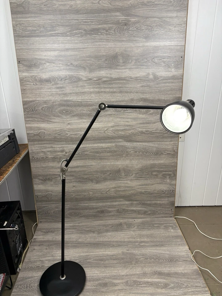 Lámpara de lectura de pie ajustable Ikea Arod negra antracita Foto 3 de 4