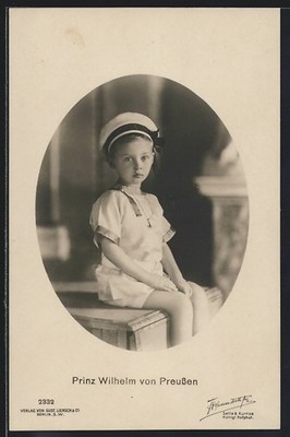 Prinz Wilhelm von Preußen auf einer Kiste sitzend, Ansichtskarte 