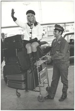 C334/ Nancy Sinatra am Flughafen  Pressefoto  1966  20 x 20 cm 