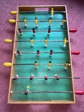 Antiguo juego de futbolín de madera vintage de madera para fútbol
