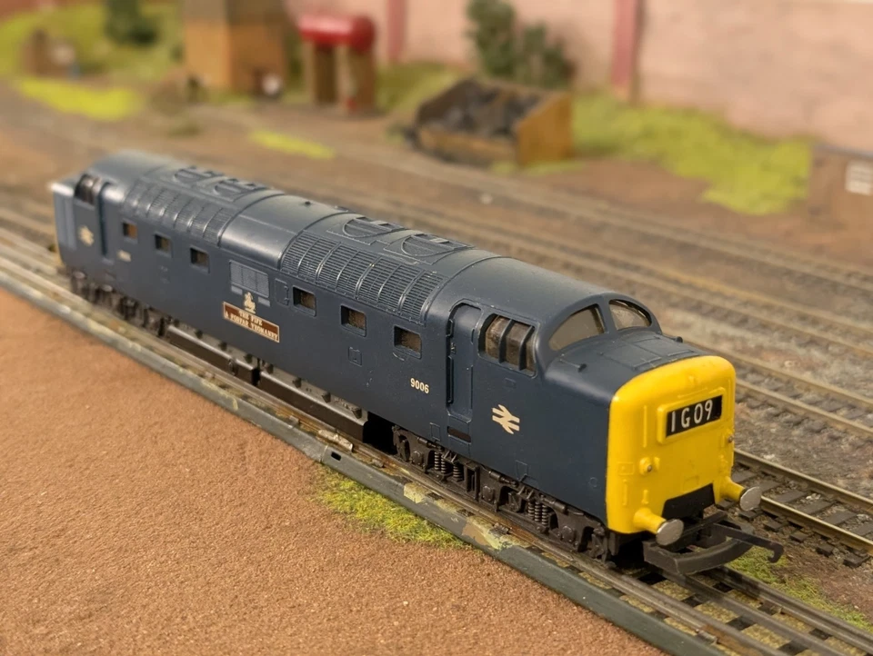 Lima 3-Rail (Retro Fit) Class 55 ‘Deltic’ – No. 9006 ‘The Fife & Forfar Yeomanry - Image 3 of 4