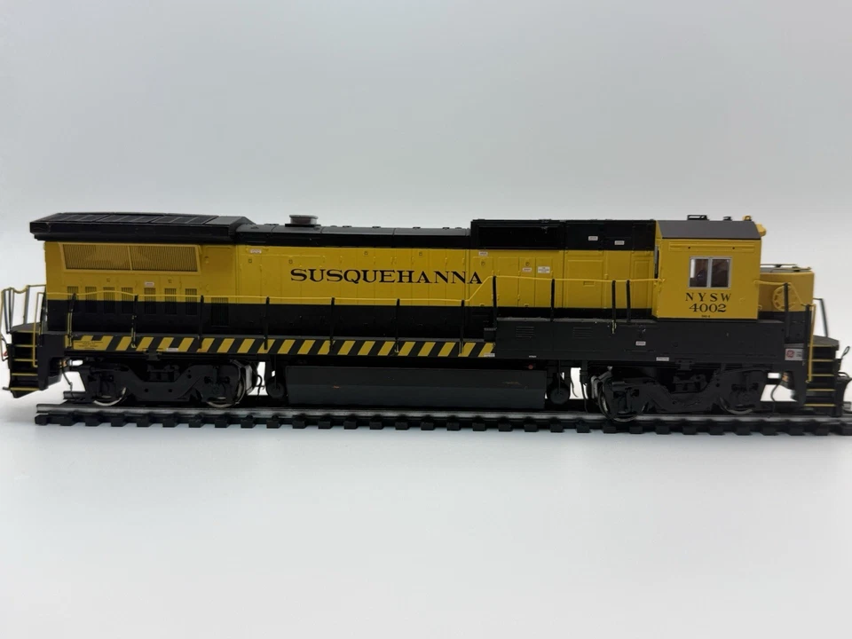 Atlas HO Scale Susquehanna SD60, NYSW 4002 (No Box) - Image 4 of 4